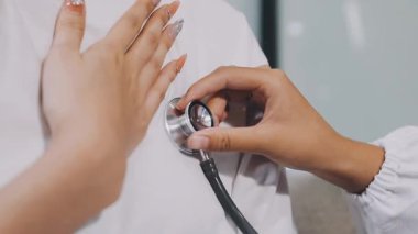 Kadın doktor muayenehanesinde