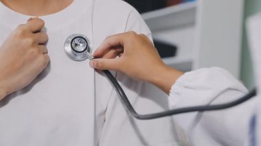 Doktor steteskopla hastayı muayene ediyor. sağlık hizmeti kavramı