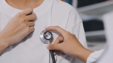 Doktor muayenehanedeki baskıyı ölçüyor.