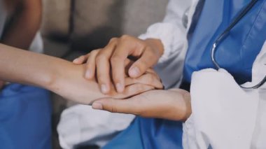 Eldivenli doktorlar ellerinde bir hasta, tedavi, sağlık ve ilaç kavramını tutuyorlar..