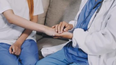 Doktorun elini tut ve kapat.