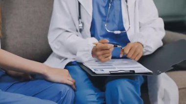 Hastanede tablet bilgisayarı olan doktor ve hasta