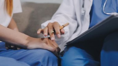 Doktor steteskop tutuyor.