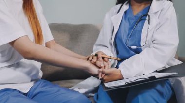 Doktor ve hemşire bir hastanın elini tutuyor. sağlık hizmeti kavramı.