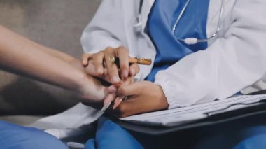 Doktor hasta elini tutarak
