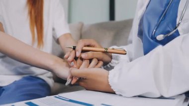 Doktor kan basıncını ölçüyor.