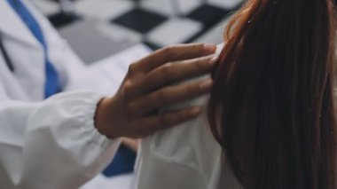 Genç adam ve kadın masaj yaptırıyorlar..