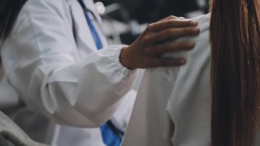 Bir hastaya bir doktorun ellerini yaklaştır.