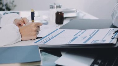 Ofiste çalışan iş adamları.