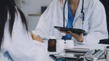 Modern bir ofiste genç bayan doktorlar..