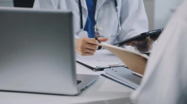 Kadın doktor hastanede tablet bilgisayar kullanıyor. Sağlık ve doktor hizmetleri.