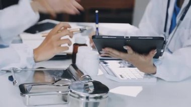 Doktor hastanedeki hasta için dijital tablet kullanıyor ve reçete yazıyor.