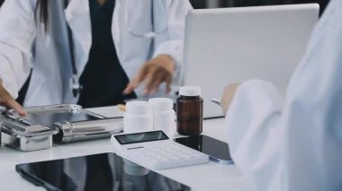 Hastane geçmişinde tablet ve tablet kullanan tıp doktorunu kapat.