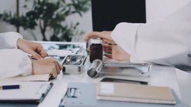 Hastane ofisinde dikilirken dijital tablet kullanan kadın doktoru kapatın.