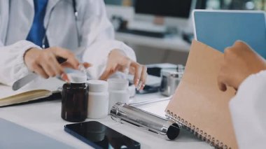 Kadın doktor hastanede ilaç kullanıyor..