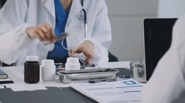 Doktor önlüklü genç bayan hemşire ilaç alıyor.