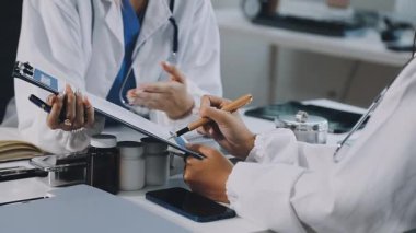 bilgisayar Office ile çalışan doktor.