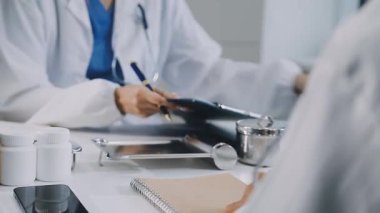 Doktor tıbbi üniformalı