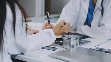 Ofiste çalışan kadın doktoru kapatın.