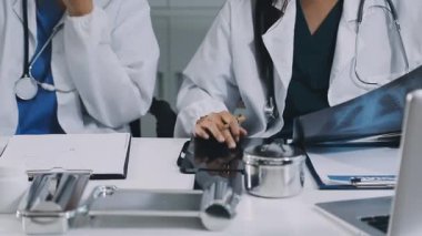 Ofiste çalışan bir doktor.