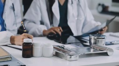 Stetoskop ve tabletle bir doktoru kapat. Tıbbi bakım kavramı.