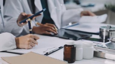 Tıbbi ekip ofisteki masada çalışsın..