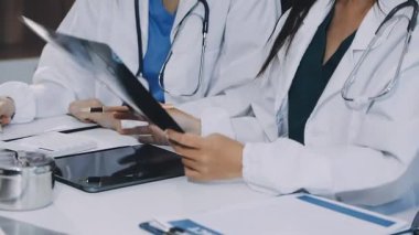 Yakın plan - Klinikte dururken reçeteyi panoya yazan doktorların el yazısı