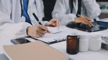 tıbbi doktor ofisinde çalışan