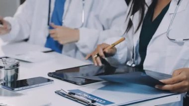 Doktor tahtaya notlar yazıyor.