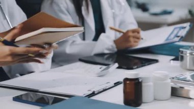 Kapat - kağıda yazan bir doktorun resmi