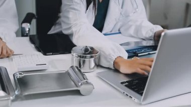 Doktor, hastanedeki bir klinikte tahtaya yazı yazıyor..