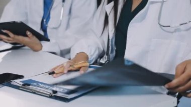 Doktor ofisteki hastaya reçete yazıyor