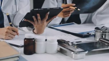 Tıp bürosundaki tablete yazan doktor..