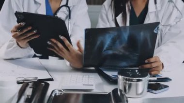 Kadın doktor hastaların röntgenleriyle çalışıyor. Sağlık ve Tıp Konsepti