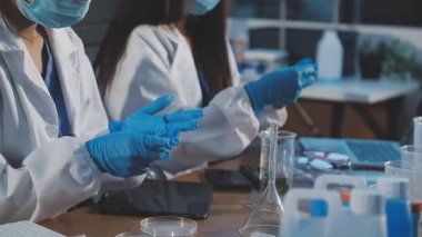 Genç bilim adamı laboratuarda bir deney yapıyor.