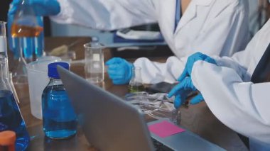 Laboratuvarda dizüstü bilgisayarla çalışan genç bir bilim kadını..