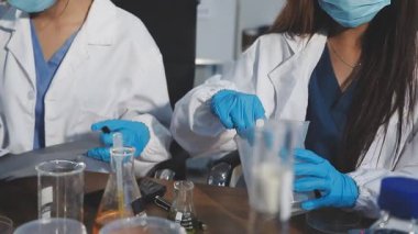 Bir grup genç bilim adamı laboratuvarda çalışıyor. Bilim, kimya teknolojisi ve eğitim kavramı.