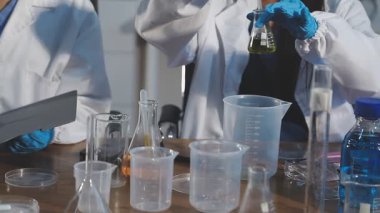 Laboratuvarda çalışan iki genç bilim adamı.