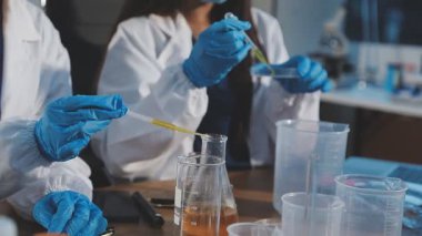 laboratuarda çalışan bilim adamları