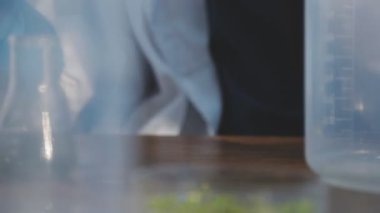 Laboratuvarda sıvı içeren bir test tüpü tutan bilim adamı..