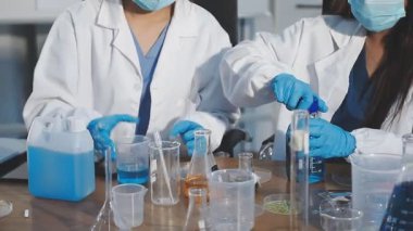 Laboratuvarda çalışan kadın bilim adamları