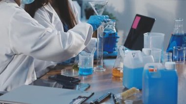 Kimya laboratuvarında çalışan bilim adamları.