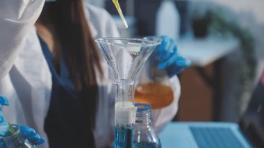 Laboratuvarda çalışan bilim adamı