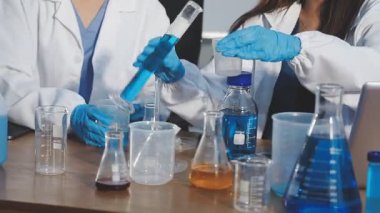 laboratuarda çalışan bilim adamları