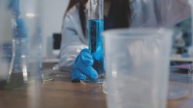 laboratuarda çalışan bilim adamı