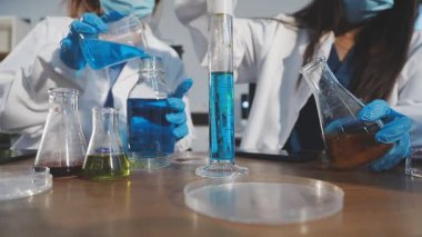 Kimya laboratuarındaki bilim adamına yakın çekim.