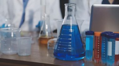 Test tüplü laboratuar asistanı.