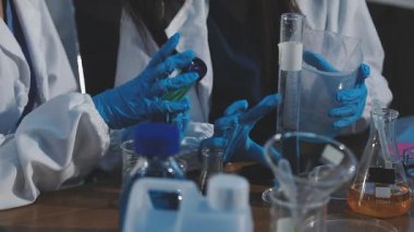 Laboratuvarda çalışan bilim adamı.