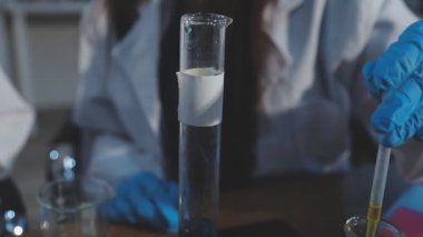 Laboratuvarda çalışan bilim adamı.