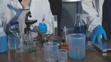 Laboratuvarda bilim adamının yakın çekimi